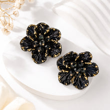 Elegant matte black paired with shimmering gold-colored edges.